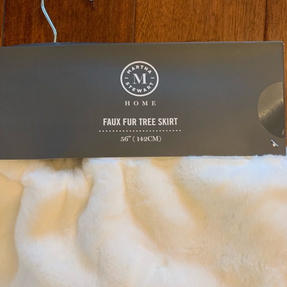 Martha Stewart Christmas Tree Skirt White Faux Fur Skylands Collection Faux Fur - Picture 3 of 6